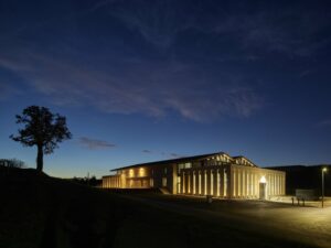 Weinkeller Château Péby Faugères bei Nacht