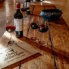 Eine Weinflasche und Weingläser stehen auf einem Tisch im Chateau La Tour Figeac