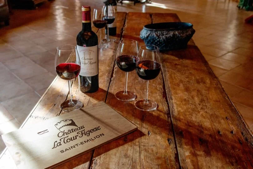 Eine Weinflasche und Weingläser stehen auf einem Tisch im Chateau La Tour Figeac