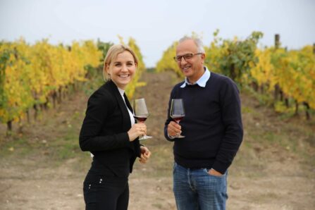 Florentina Denz und Pietro Caciorgna mit einem Glas Wein in den Rebbergen